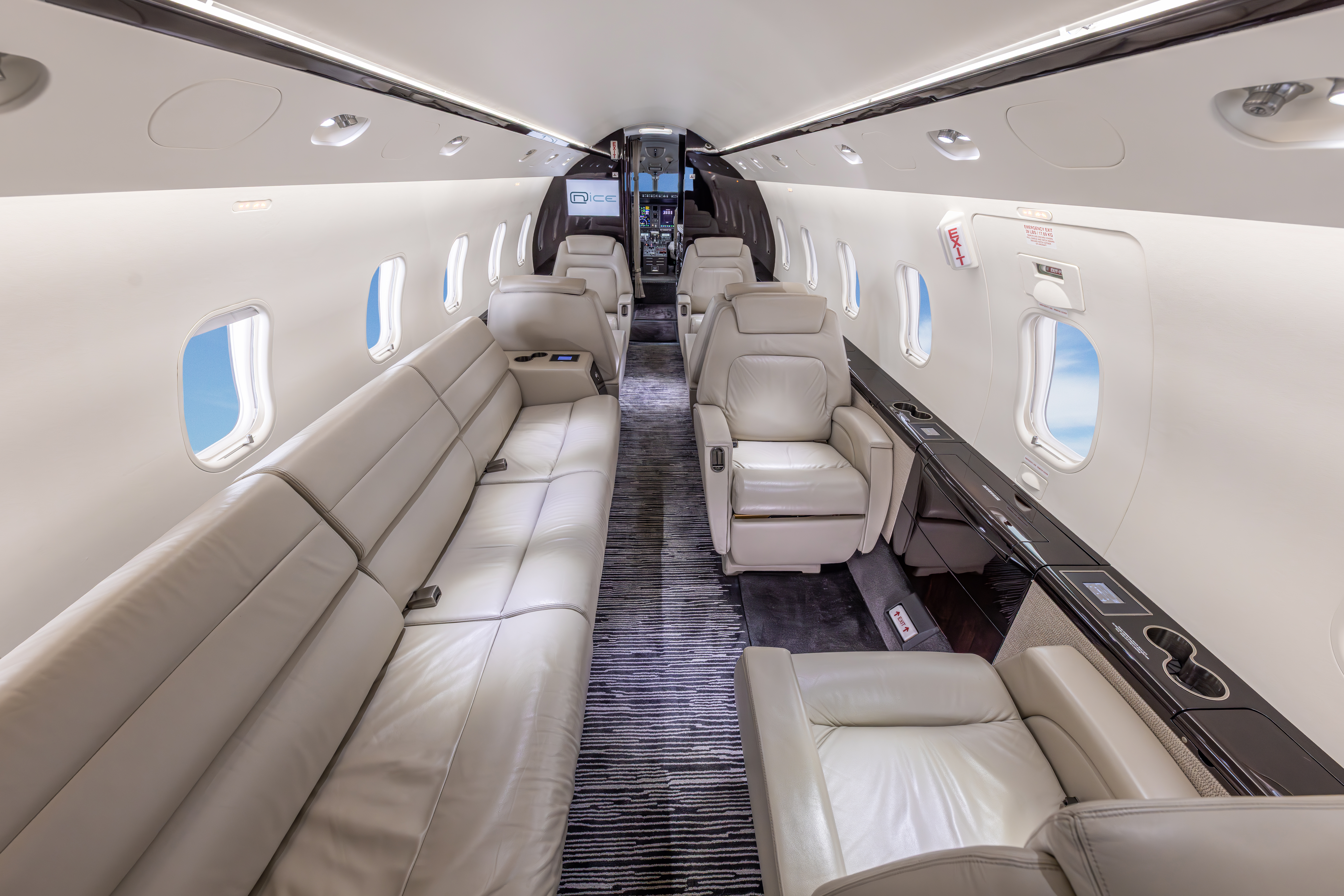 Bombardier Challenger 300, photo 3