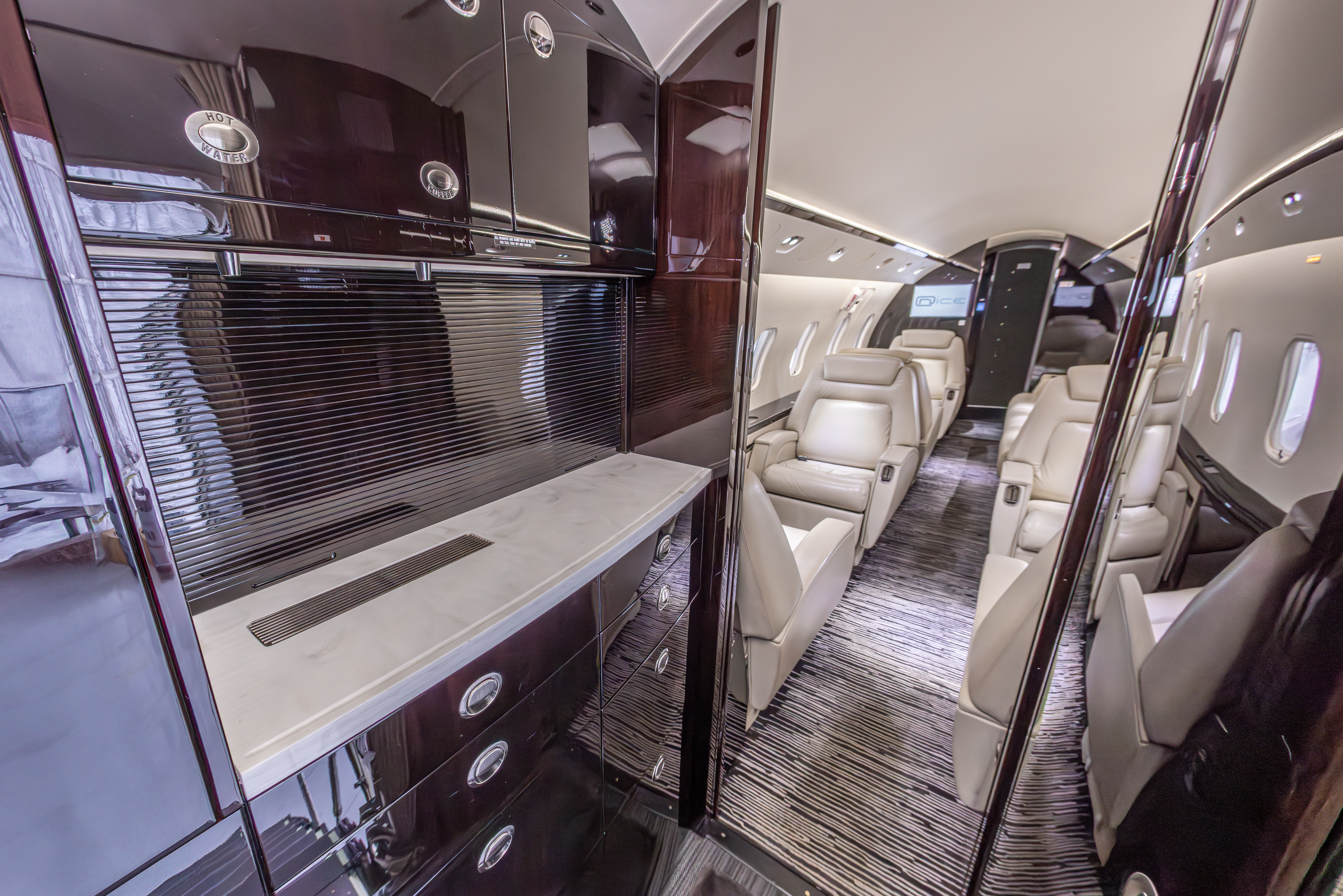 Bombardier Challenger 300, photo 4