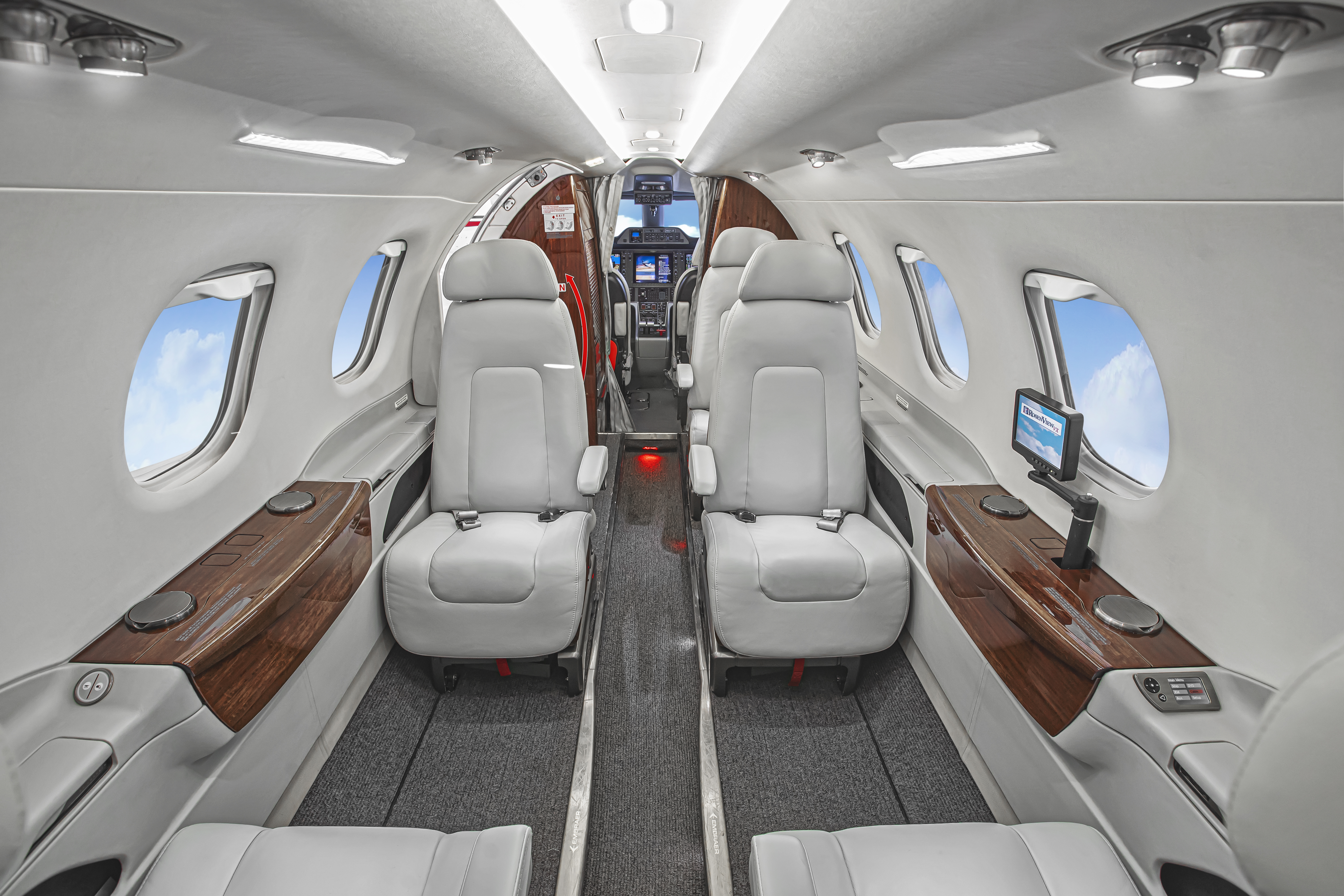 Embraer Phenom 300, photo 3