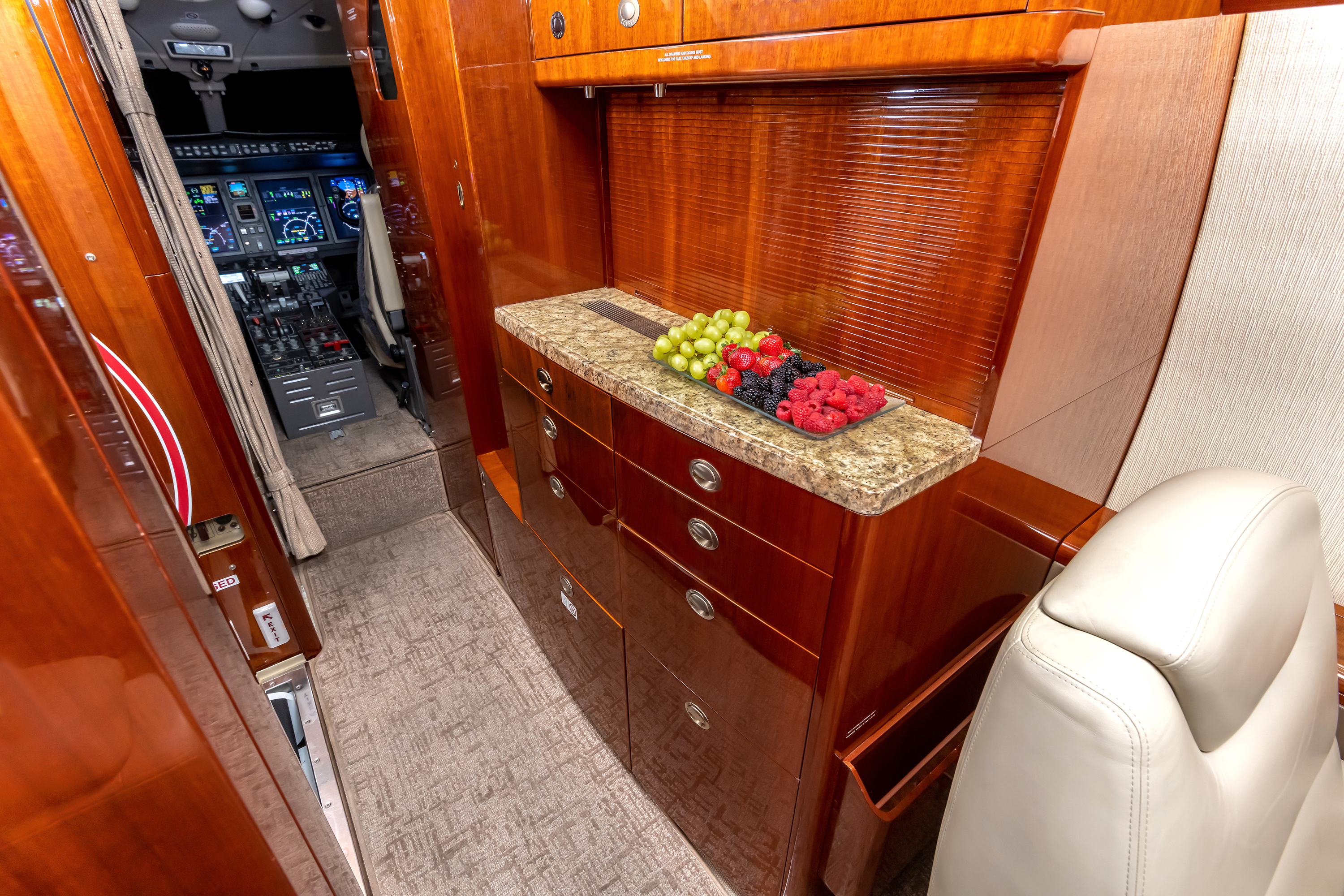 Bombardier Challenger 300, photo 3